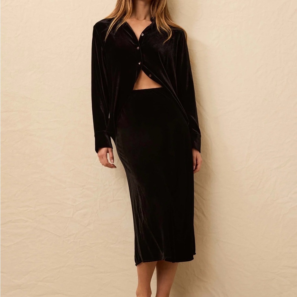 Faherty Stretch Silk Velvet Ina Slip Skirt - Black
